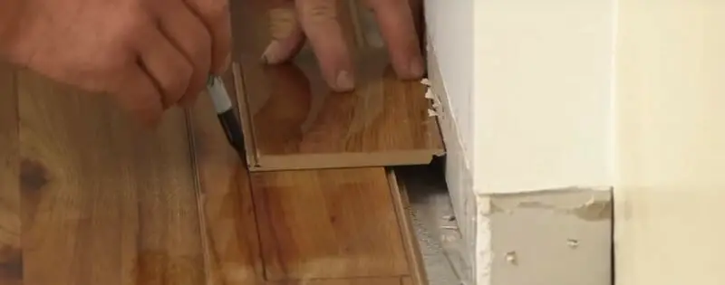 this is how we cut the last row of laminate flooring